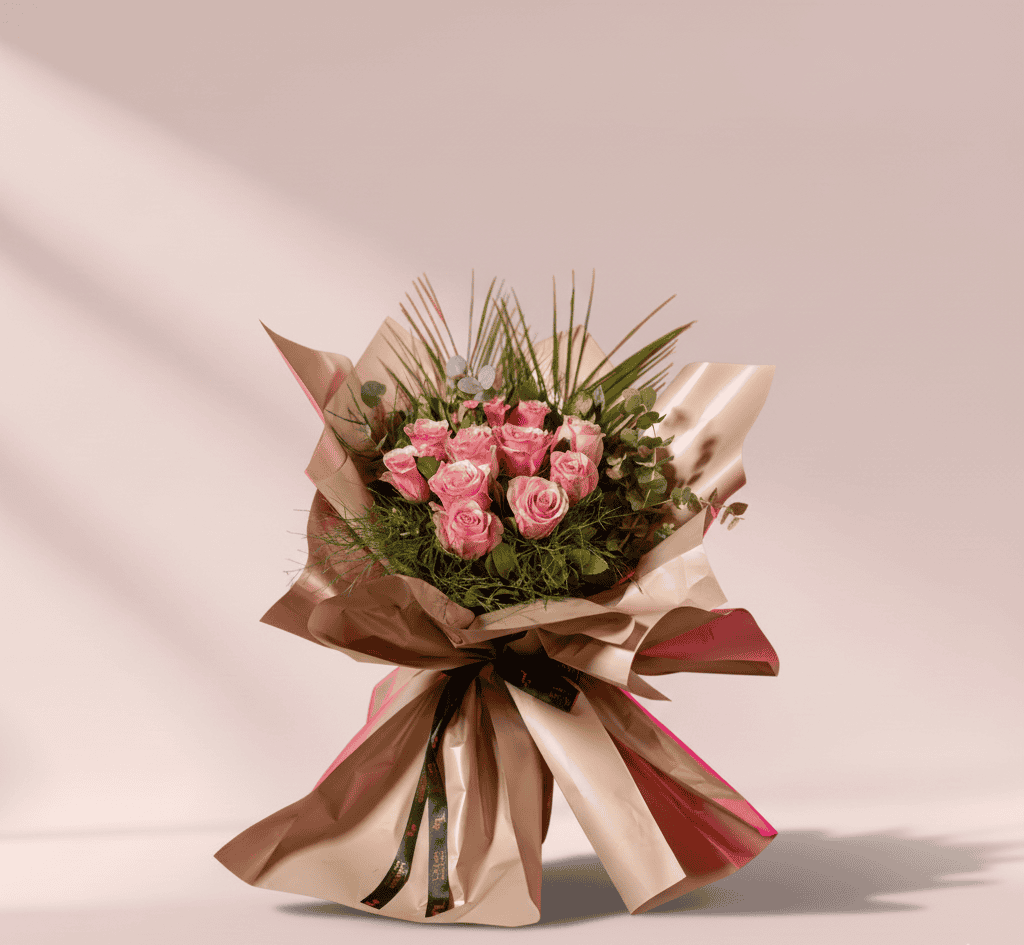 Pure Love 11'li pembe gül buketi canlı yapraklar ve şık ambalaj ile