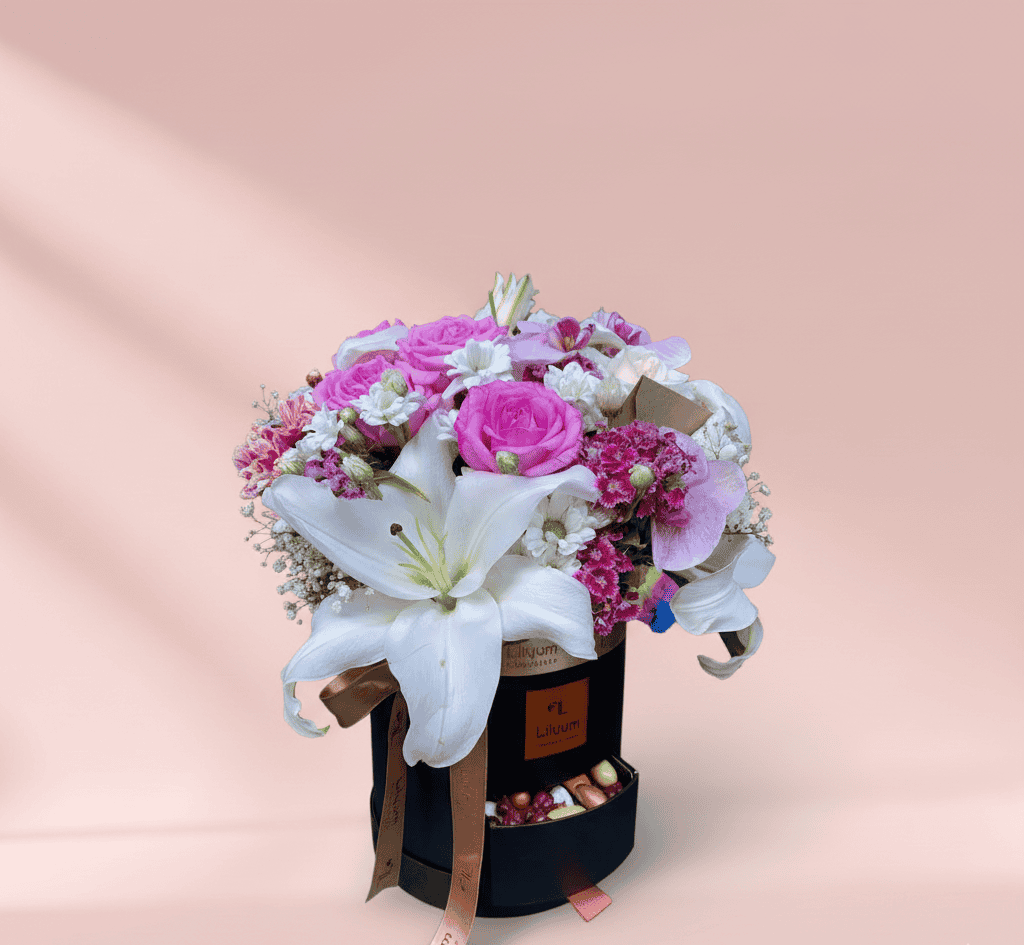Rosaline çikolatalı flowerbox, pembe güller ve beyaz lilyum ile şık hediye kutusu