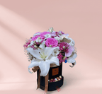 Rosaline çikolatalı flowerbox, pembe güller ve beyaz lilyum ile şık hediye kutusu