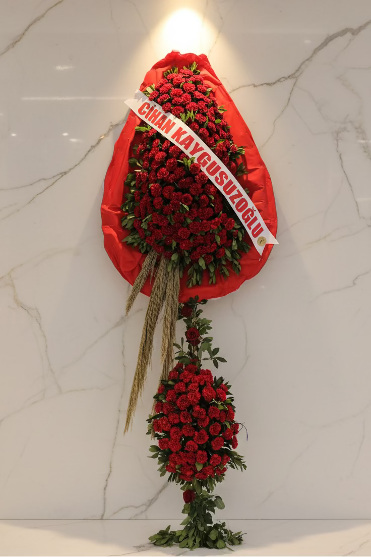 Kırmızı Karanfillerden Çelenk