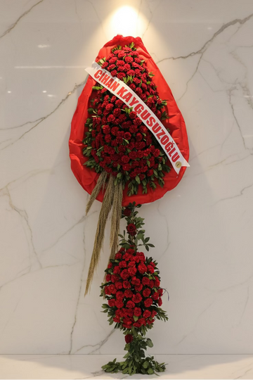 Kırmızı Karanfillerden Çelenk