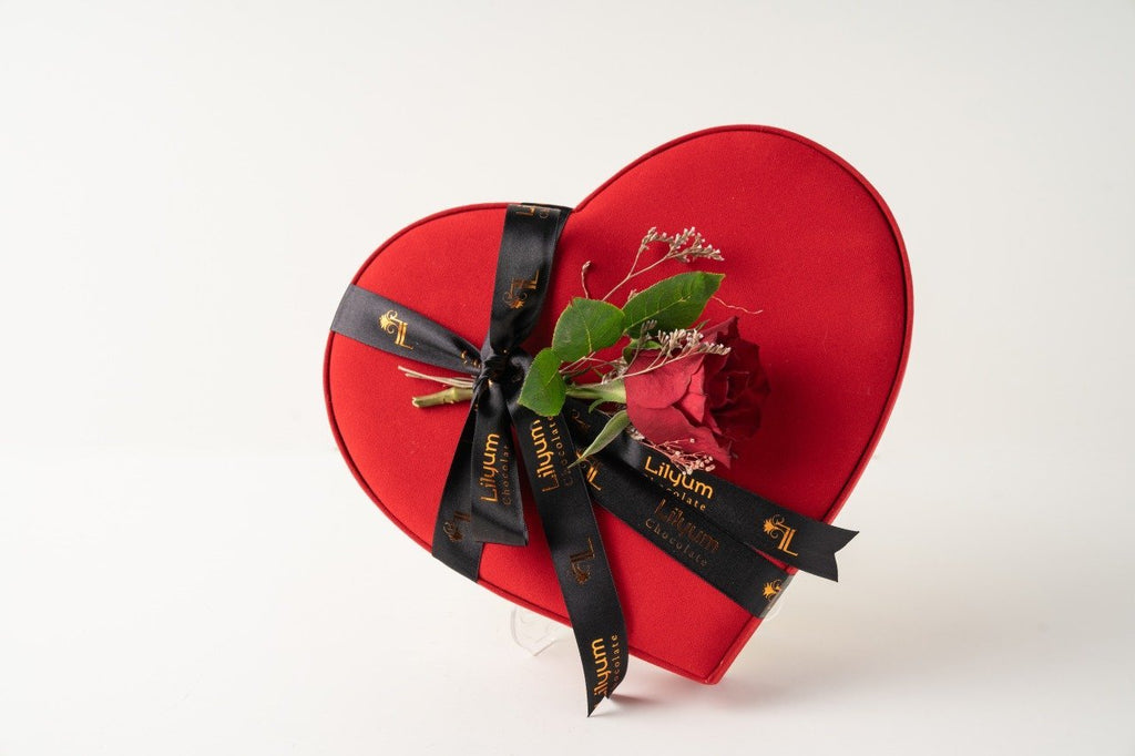 Lilyum Love Kadife Kalpli Çikolata Kutusu (Gold Kalp Çikolatalar)