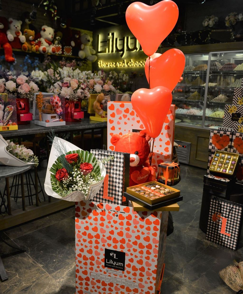 Lilyum's Surprise Box – Kırmızı Gül, Çikolata ve Peluş Oyuncak Kutusu