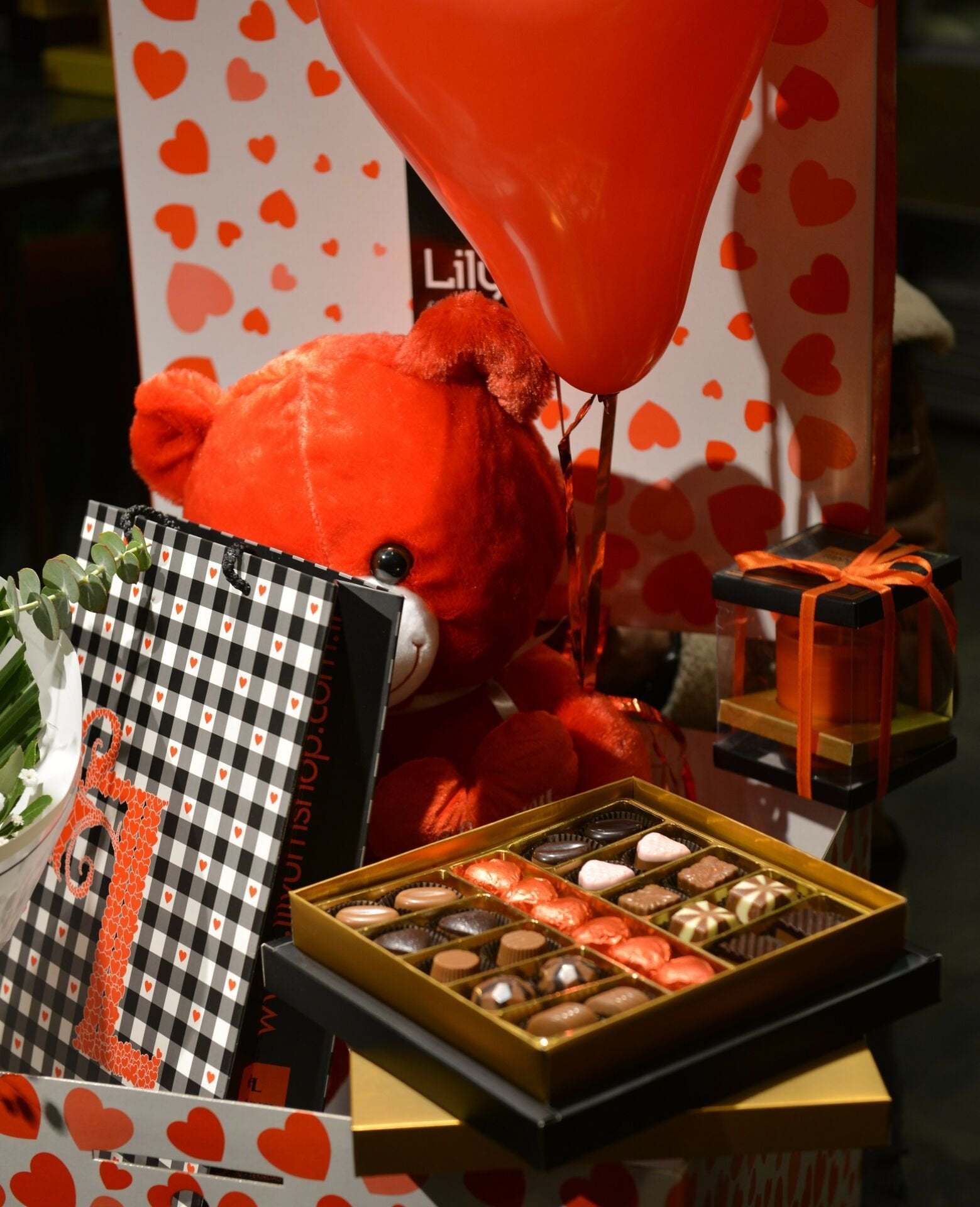 Lilyum's Surprise Box – Kırmızı Gül, Çikolata ve Peluş Oyuncak Kutusu