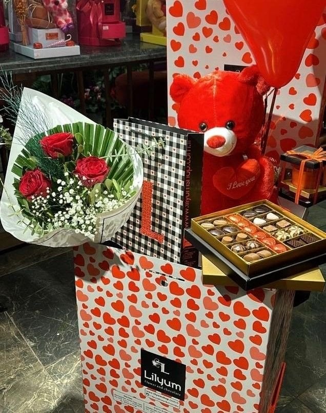 Lilyum's Surprise Box – Kırmızı Gül, Çikolata ve Peluş Oyuncak Kutusu