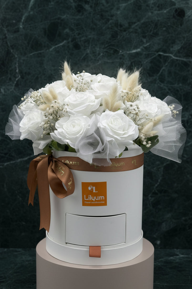Romantica Serisi Kalıcı Beyaz Güller Flowerbox