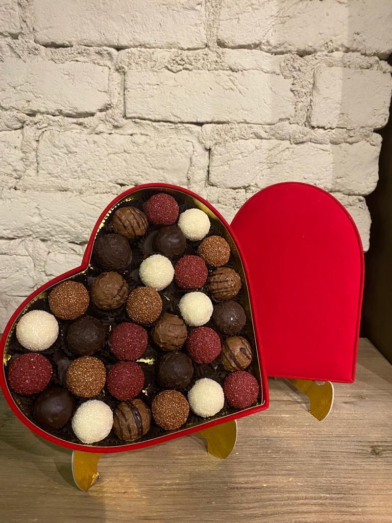 Kırmızı Kadife Kalp Kutuda Truf Dolu Hediyelik