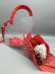 Linda Şık Çanta Buketi (Kalıcı Beyaz Güller)