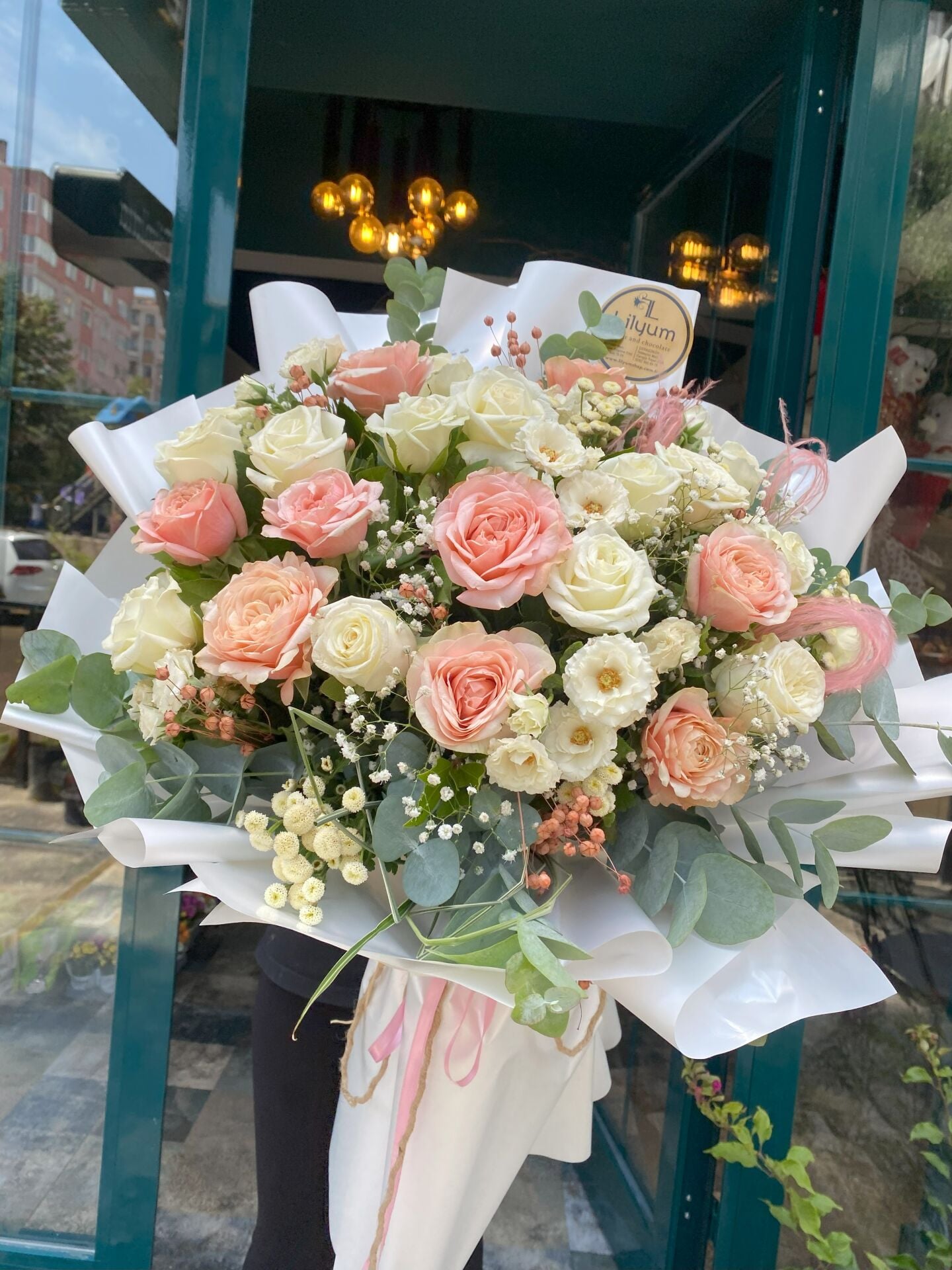 Alora - Pembe Beyaz Güller Buketi