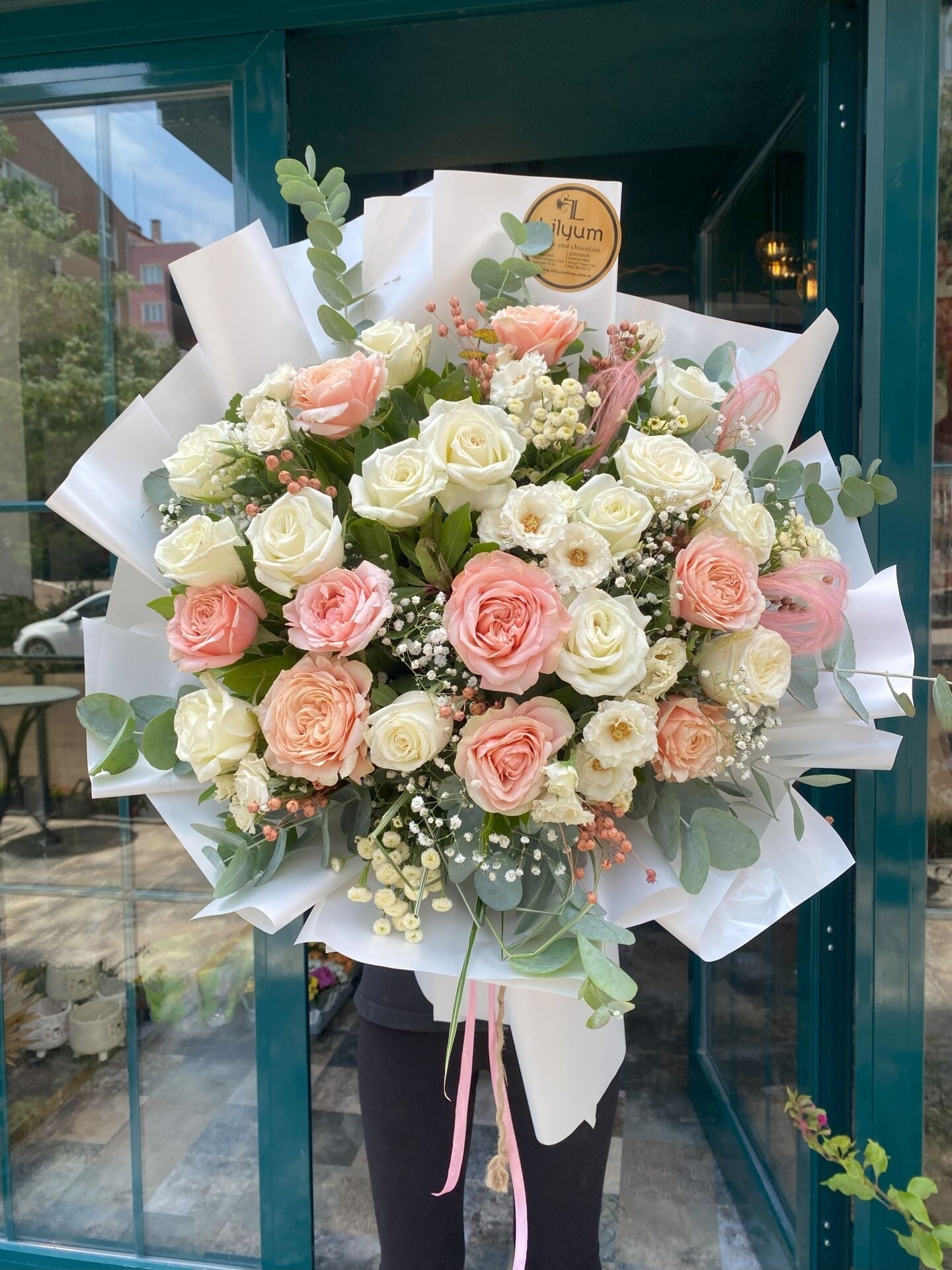 Alora - Pembe Beyaz Güller Buketi