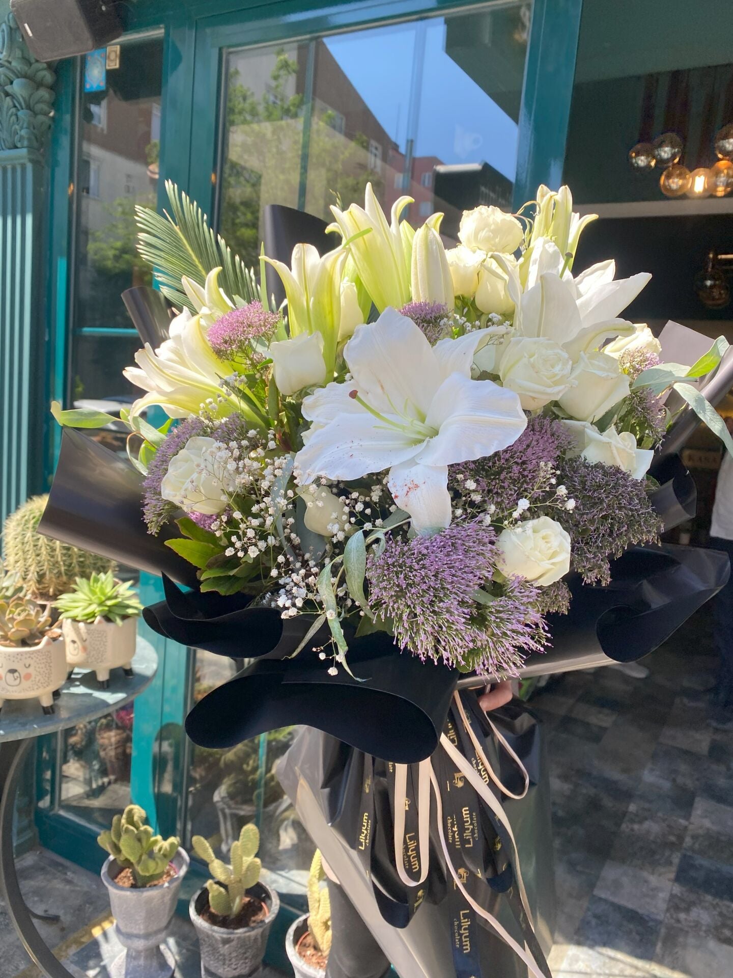 Mira - XL Beyaz Gül ve Lilyum Buketi