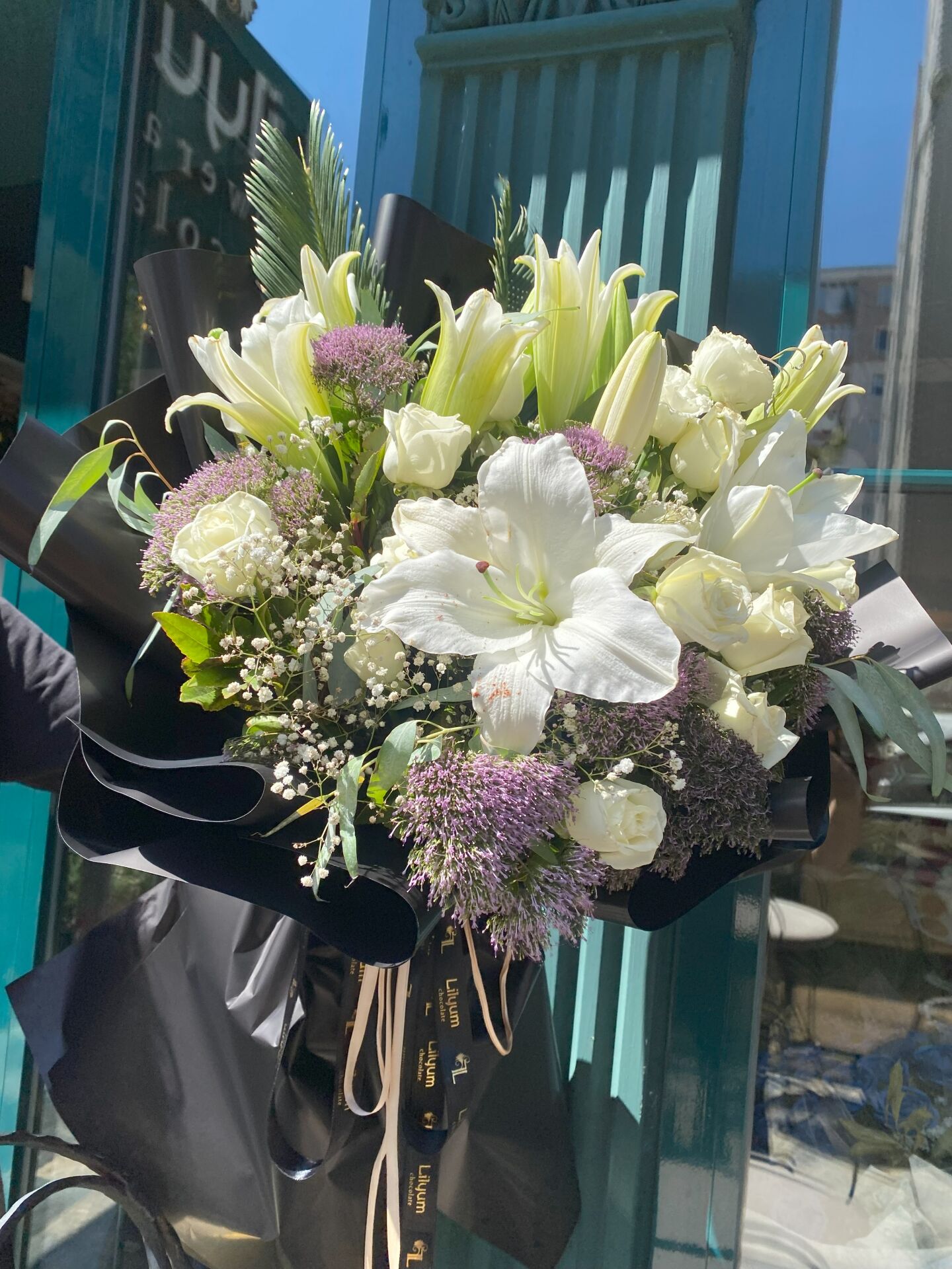 Mira - XL Beyaz Gül ve Lilyum Buketi