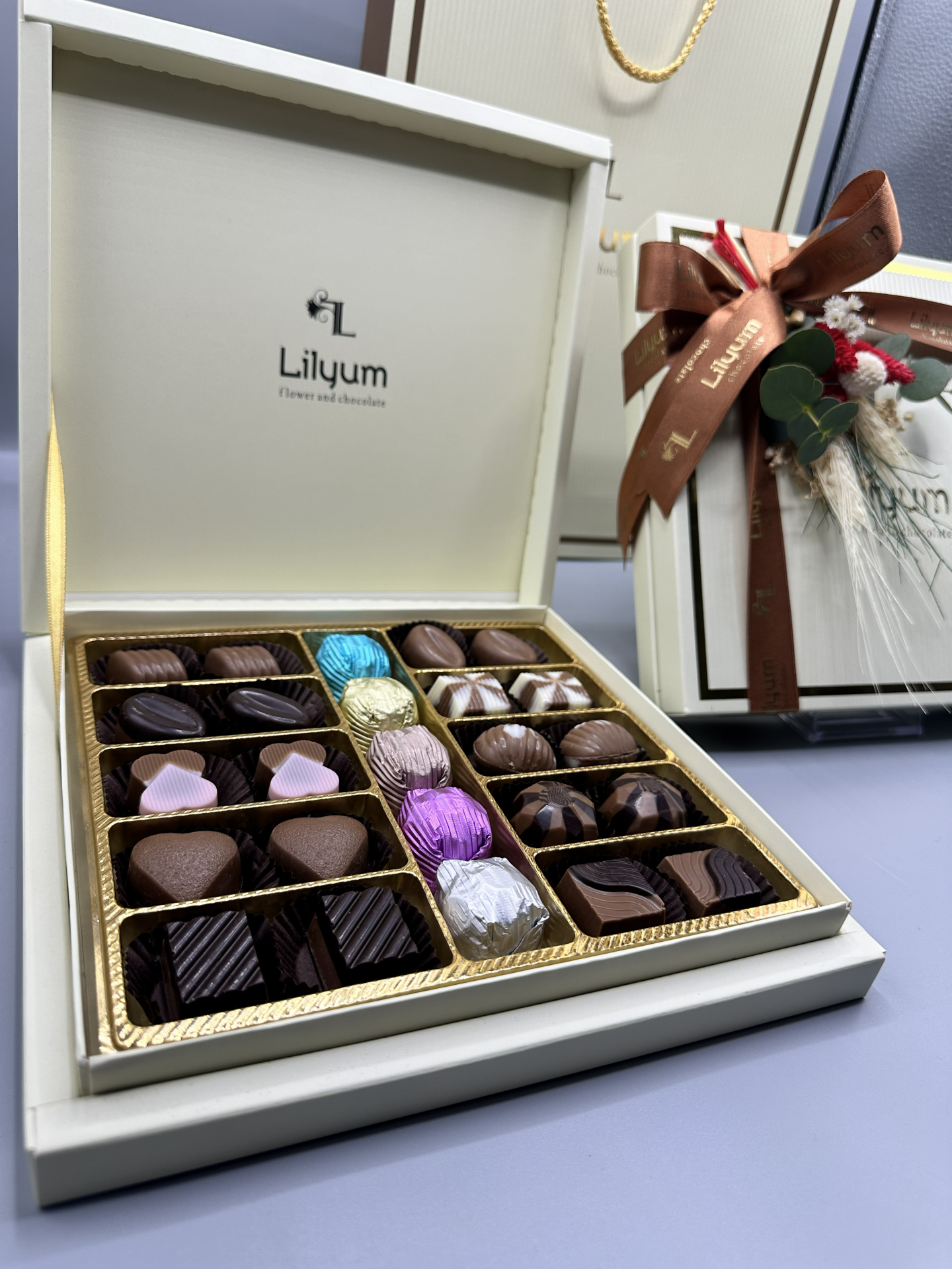 Dizayn Kutuda Spesiyal Çikolata (Ortası Yaldızlı)