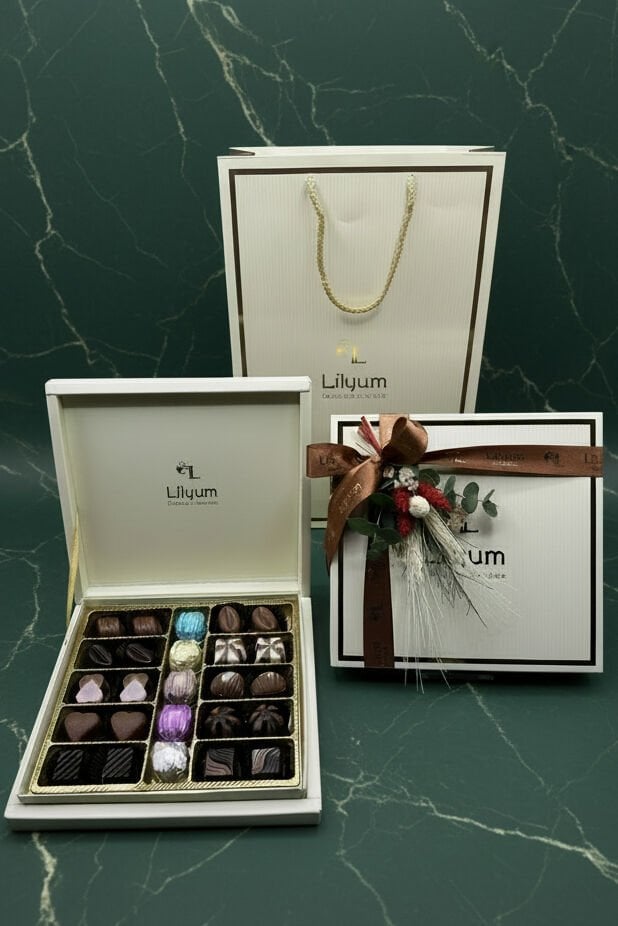 Dizayn Kutuda Spesiyal Çikolata (Ortası Yaldızlı)